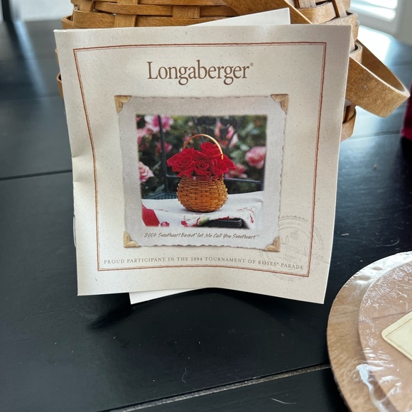 2004 Longaberger Rose Parade basket, cover, liner & plastic insert. - Picture 5 of 5